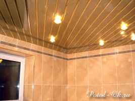 Реечный подвесной потолок в ванной